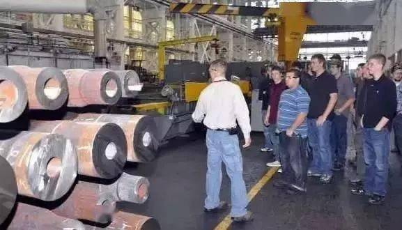 美国陆军兵工厂制造坦克炮筒的过程,锻造技术很关键